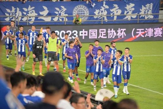 主演新剧《肯尼迪》聚焦著名政治家族 2 堪比时装周!
